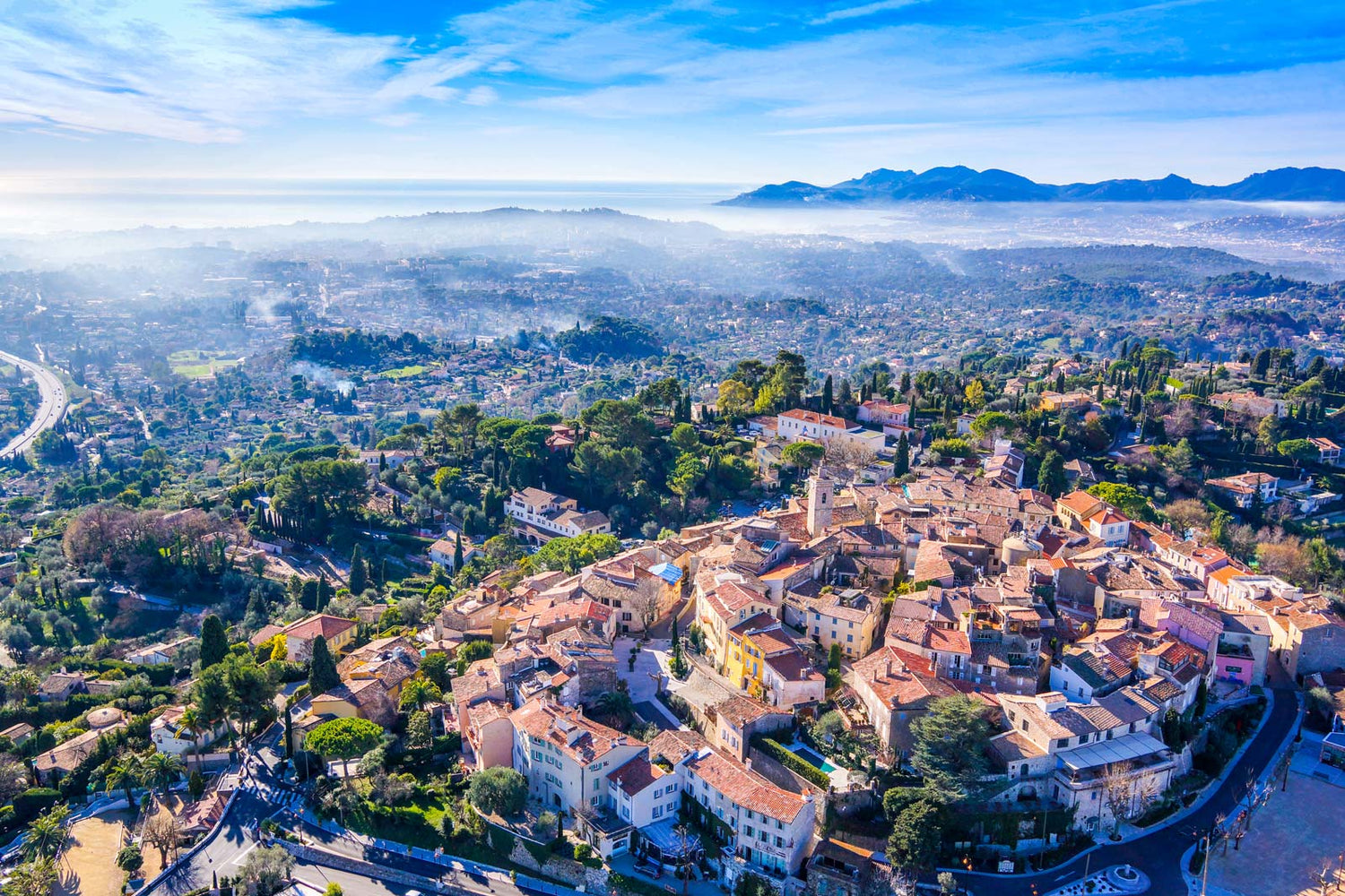 Vue drone de la ville de Mougins pour le site internet llogic-sas.fr